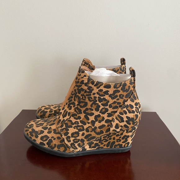 Leopard wedge boots. New never worn. Size 5 1/2 - Picture 3 of 7